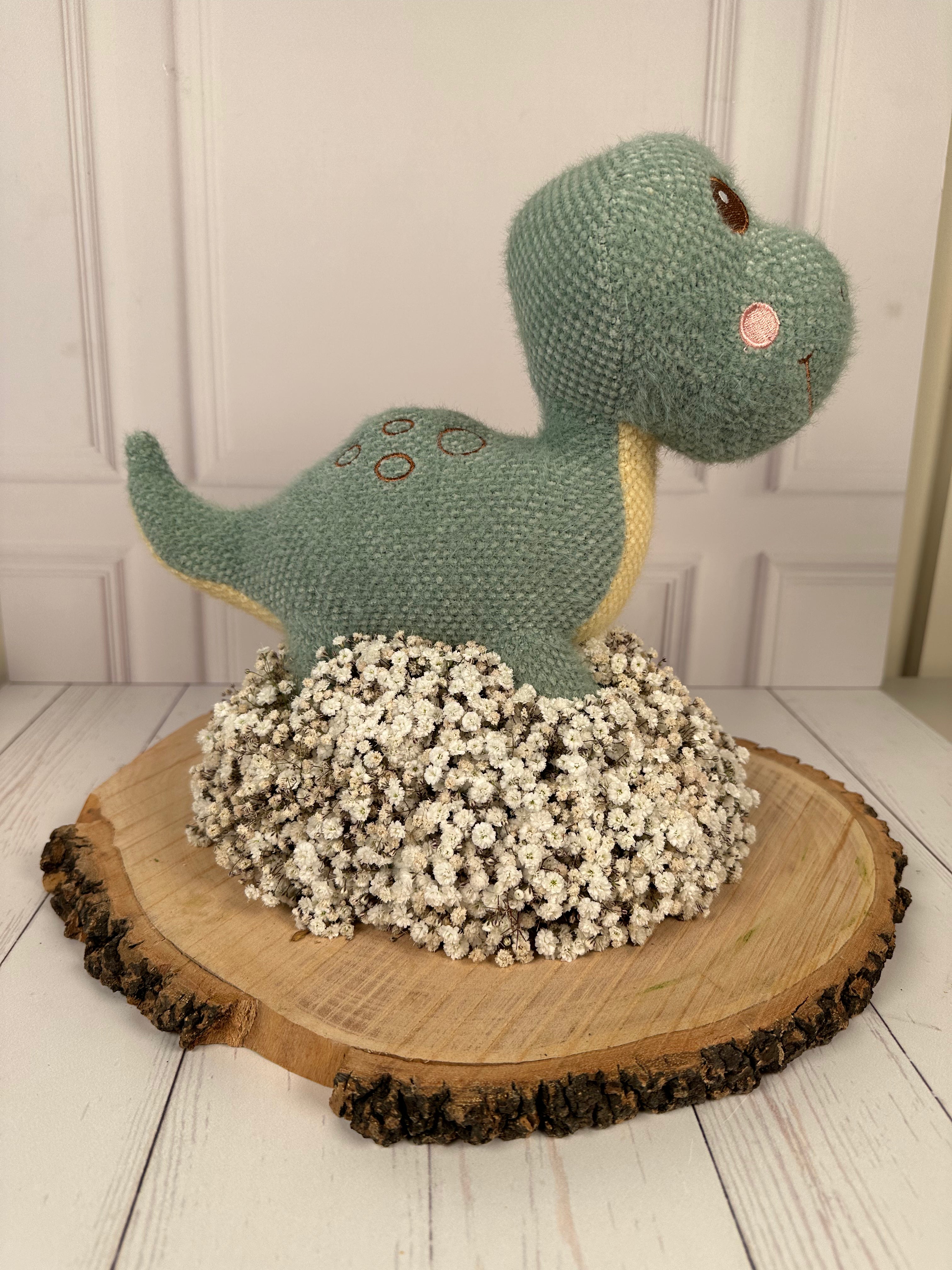 Centro de Mesa con Muñeco de Peluche y Gypsofilias Naturales