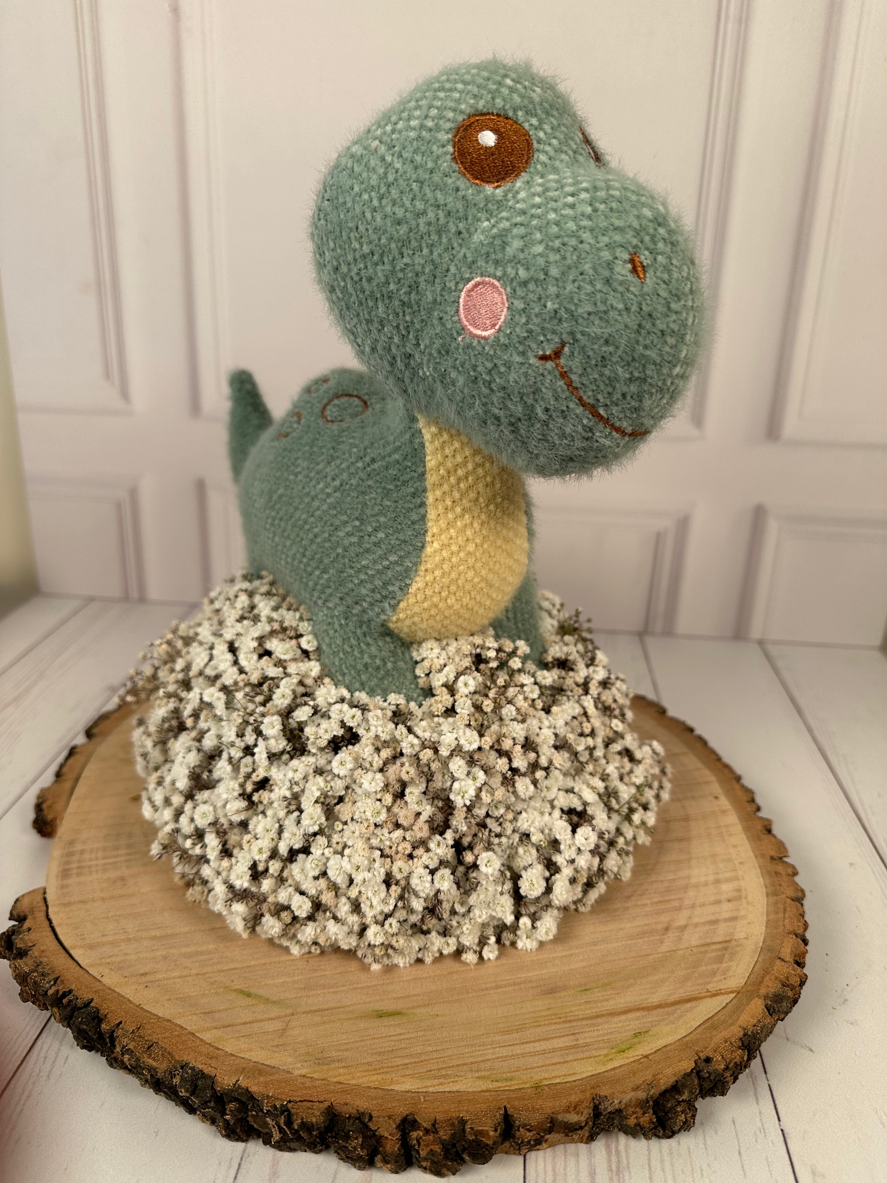 Centro de Mesa con Muñeco de Peluche y Gypsofilias Naturales