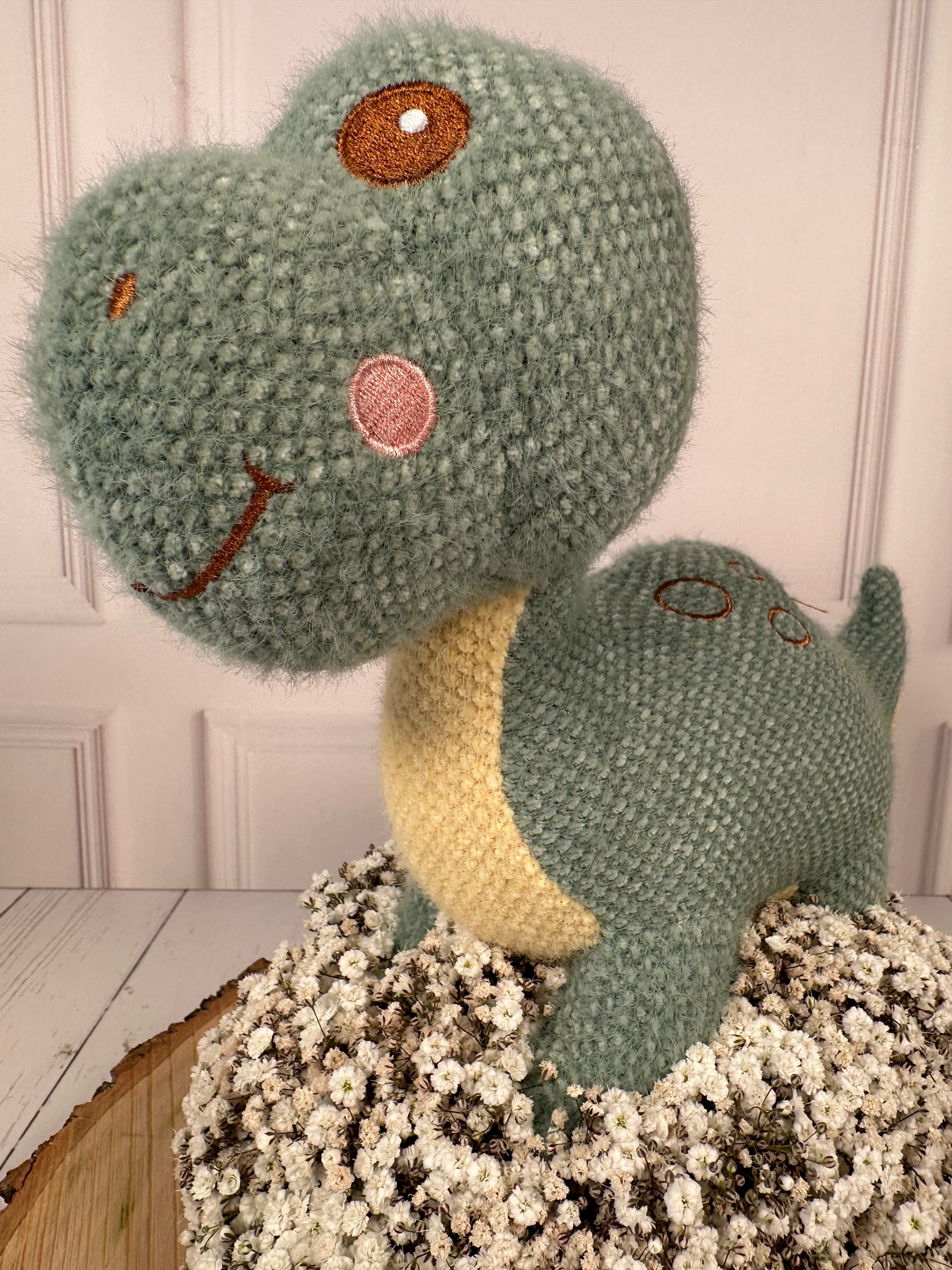 Centro de Mesa con Muñeco de Peluche y Gypsofilias Naturales