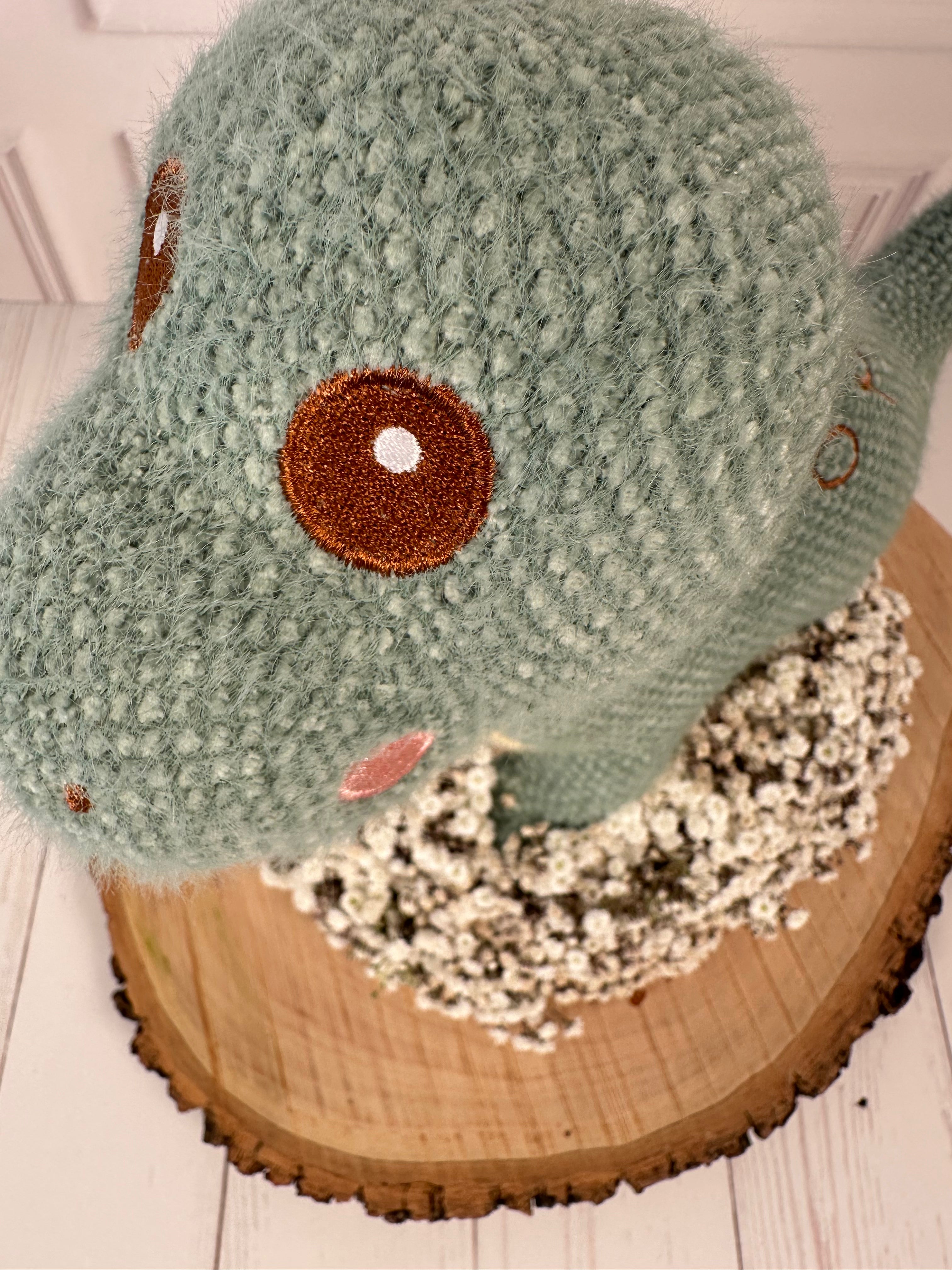 Centro de Mesa con Muñeco de Peluche y Gypsofilias Naturales