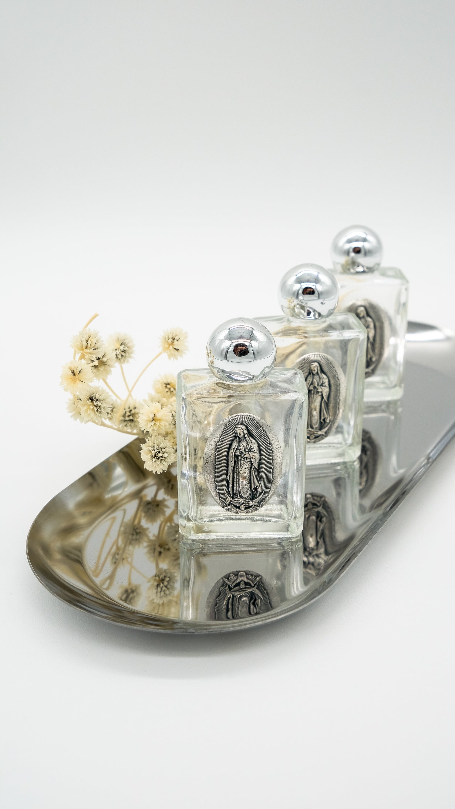 Botellita rectangular para agua bendita virgen de Guadalupe plata