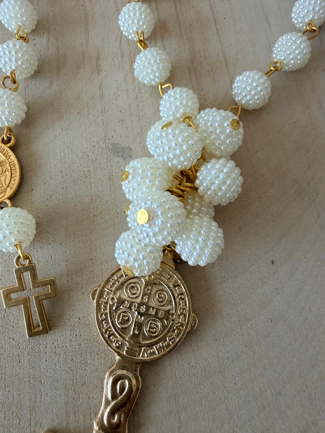 Bendición con llave de San Benito para Puerta con perla bordada