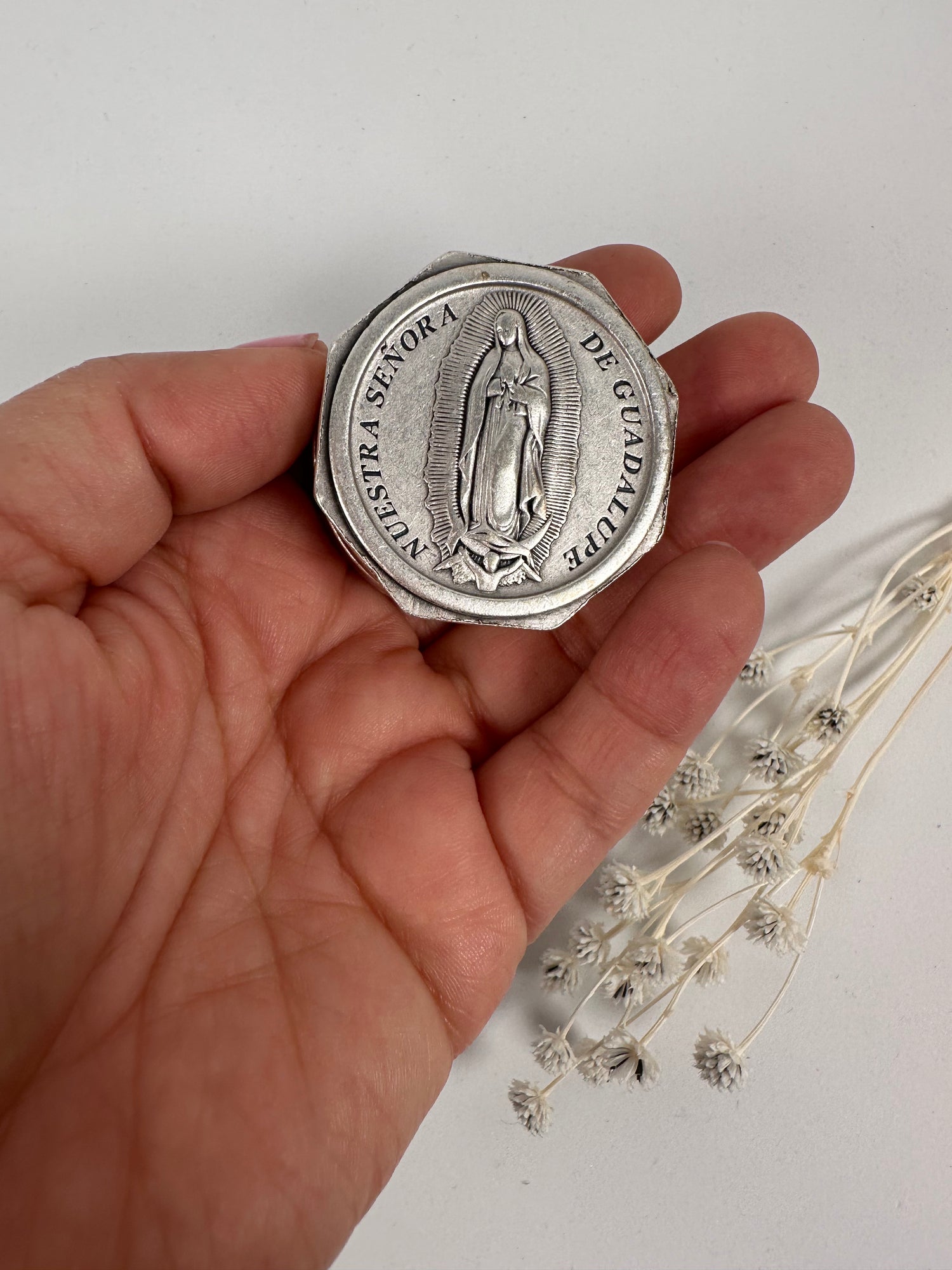 Portarosario plateado con imagen de Virgen de Guadalupe