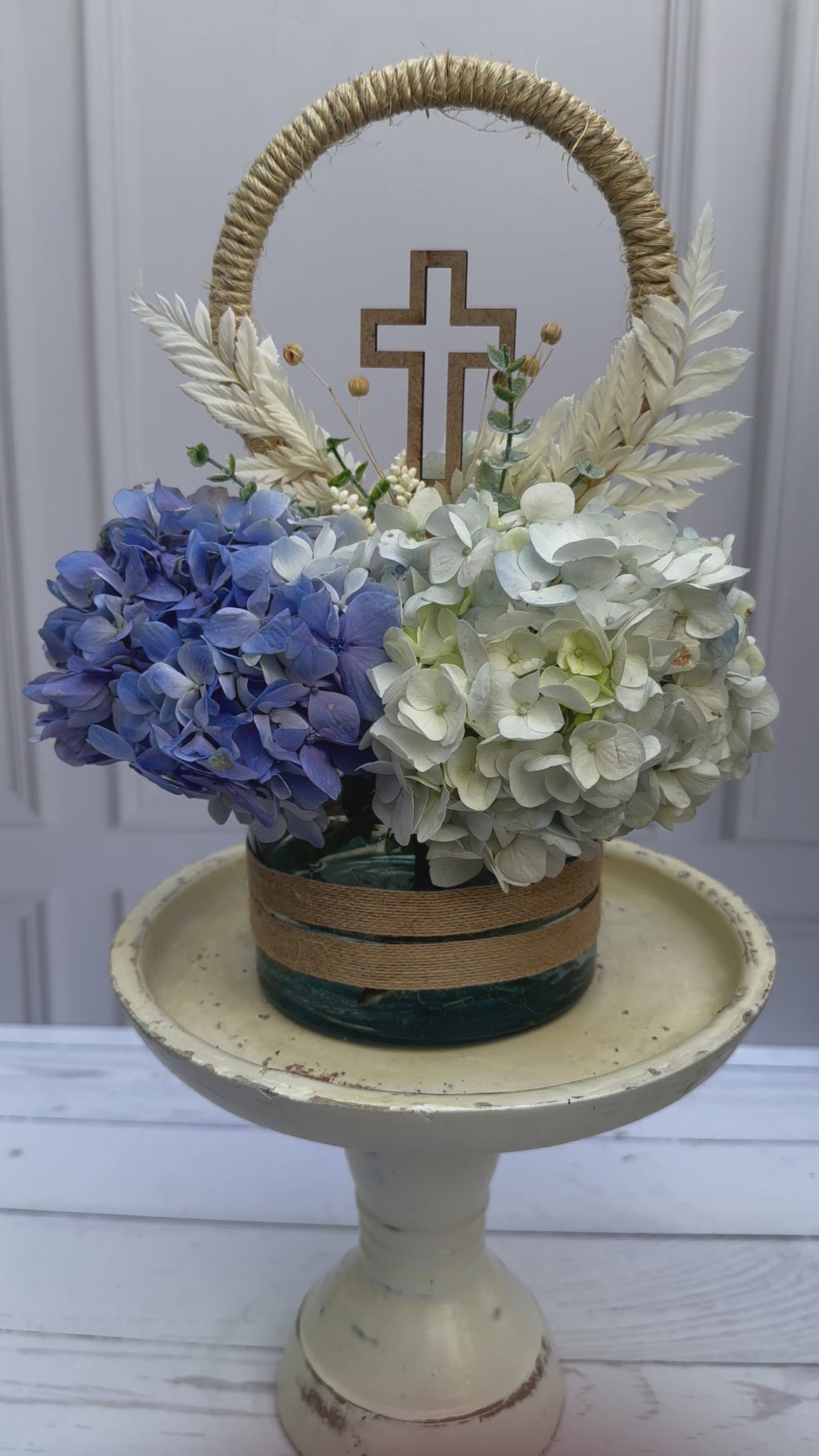 Centro de Mesa con Medallón Decorado y Hortensias Naturales